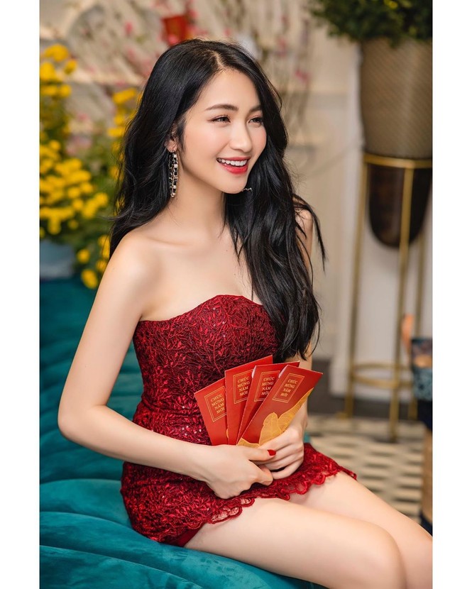 Bạn gái Đức Chinh xinh đẹp đón Tết, Hòa Minzy gợi cảm đầu xuân - ảnh 6
