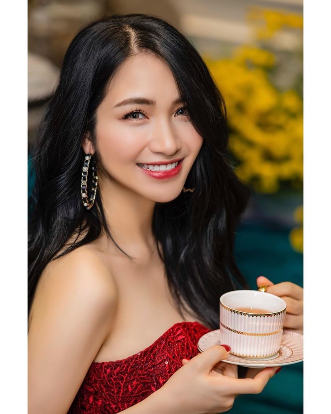 Bạn gái Đức Chinh xinh đẹp đón Tết, Hòa Minzy gợi cảm đầu xuân - ảnh 4