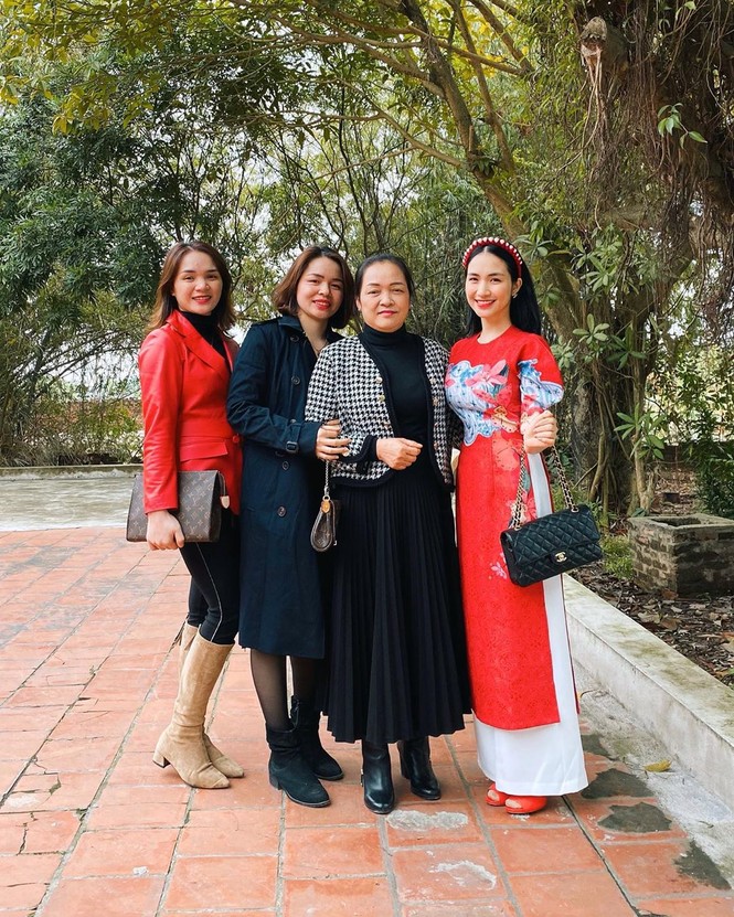 Bạn gái Đức Chinh xinh đẹp đón Tết, Hòa Minzy gợi cảm đầu xuân - ảnh 7