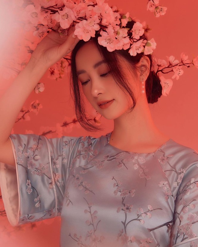 Bạn gái Đức Chinh xinh đẹp đón Tết, Hòa Minzy gợi cảm đầu xuân - ảnh 13