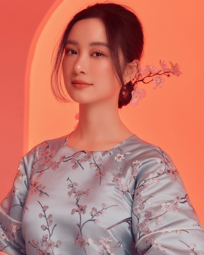 Bạn gái Đức Chinh xinh đẹp đón Tết, Hòa Minzy gợi cảm đầu xuân - ảnh 12