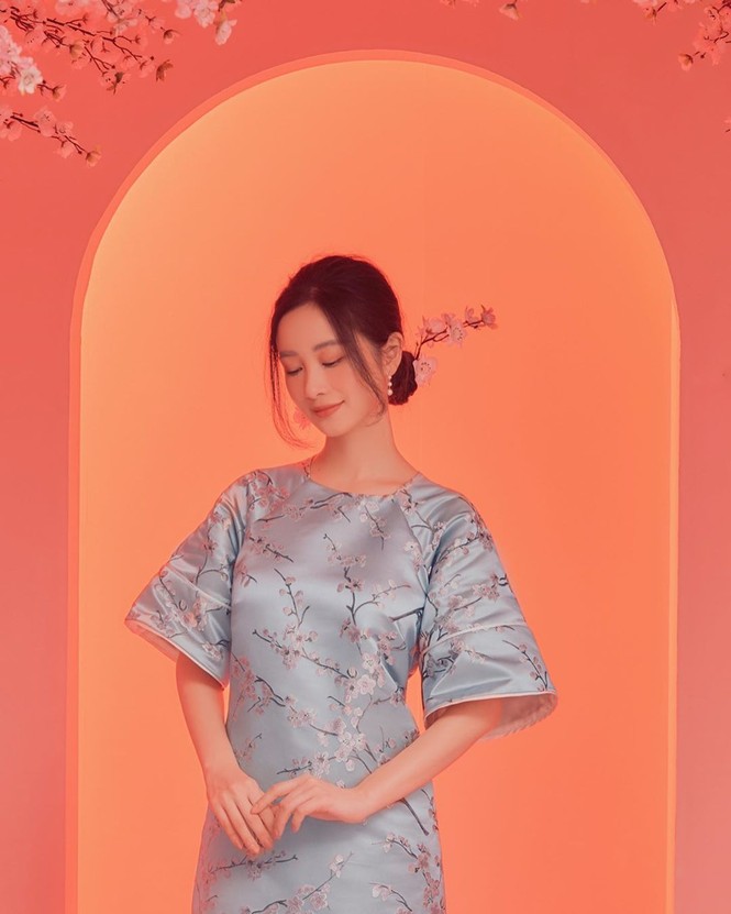 Bạn gái Đức Chinh xinh đẹp đón Tết, Hòa Minzy gợi cảm đầu xuân - ảnh 15