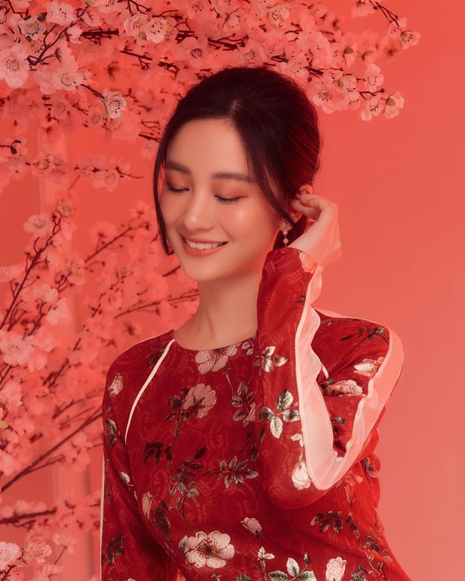Bạn gái Đức Chinh xinh đẹp đón Tết, Hòa Minzy gợi cảm đầu xuân - ảnh 8