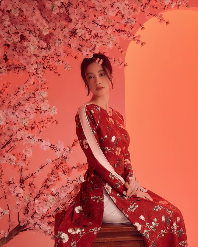 Bạn gái Đức Chinh xinh đẹp đón Tết, Hòa Minzy gợi cảm đầu xuân - ảnh 10