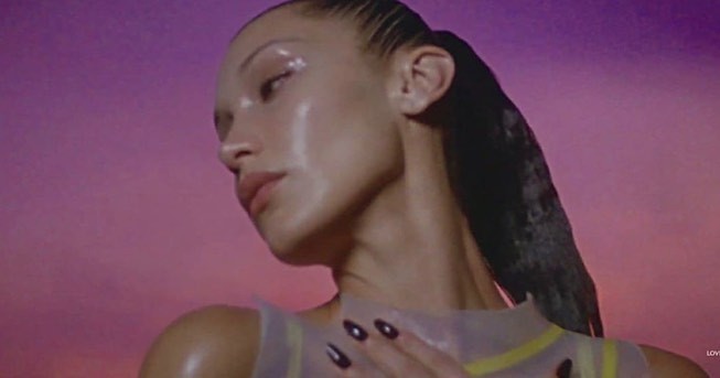 Bella Hadid bán nude rực lửa thanh xuân - ảnh 9