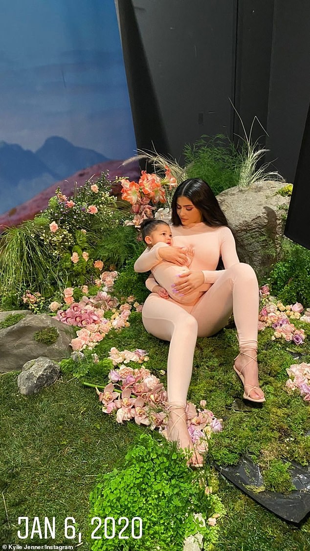 Kylie Jenner diện đầm xẻ ngực sâu quyến rũ như công chúa - ảnh 7