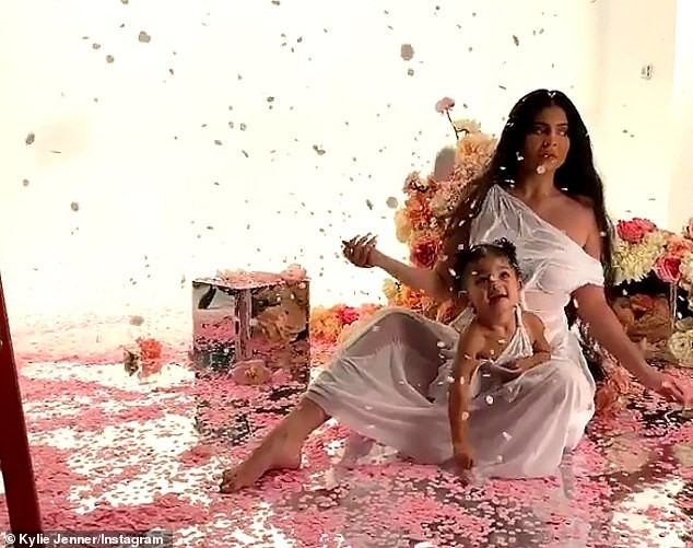 Kylie Jenner diện đầm xẻ ngực sâu quyến rũ như công chúa - ảnh 6