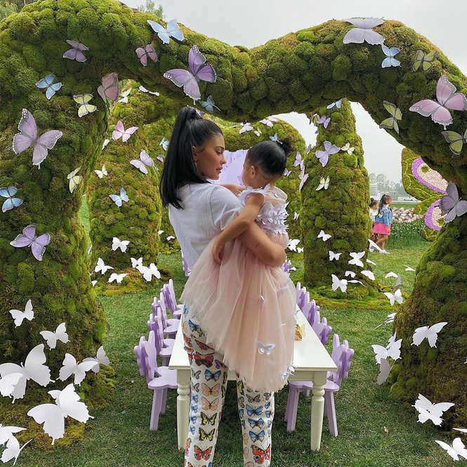 Kylie Jenner diện đầm xẻ ngực sâu quyến rũ như công chúa - ảnh 9