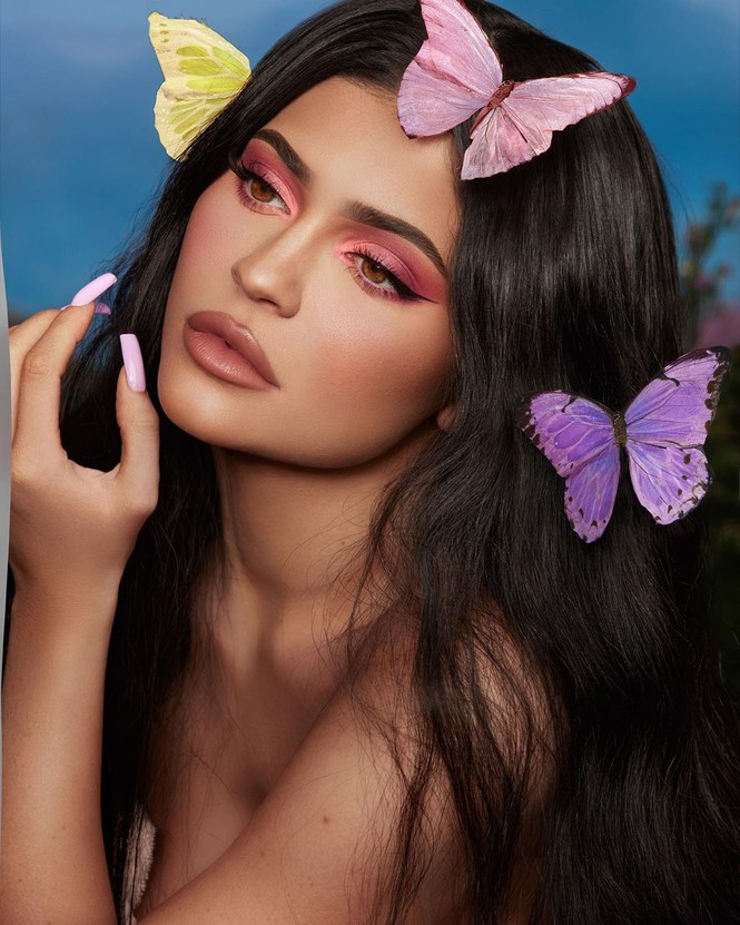 Kylie Jenner diện đầm xẻ ngực sâu quyến rũ như công chúa - ảnh 4