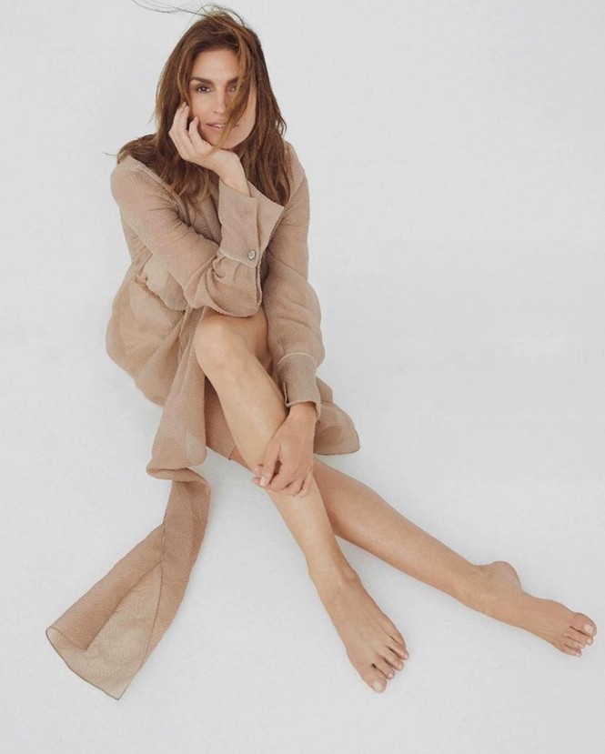 Siêu mẫu huyền thoại Cindy Crawford U60 trẻ đẹp rạng ngời - ảnh 9
