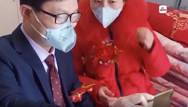 Cô dâu chú rể đeo khẩu trang, đám cưới không khách mời mùa dịch corona - ảnh 1