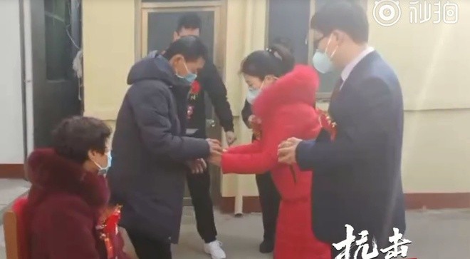 Cô dâu chú rể đeo khẩu trang, đám cưới không khách mời mùa dịch corona - ảnh 2