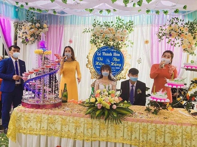 Cô dâu chú rể đeo khẩu trang, đám cưới không khách mời mùa dịch corona - ảnh 3