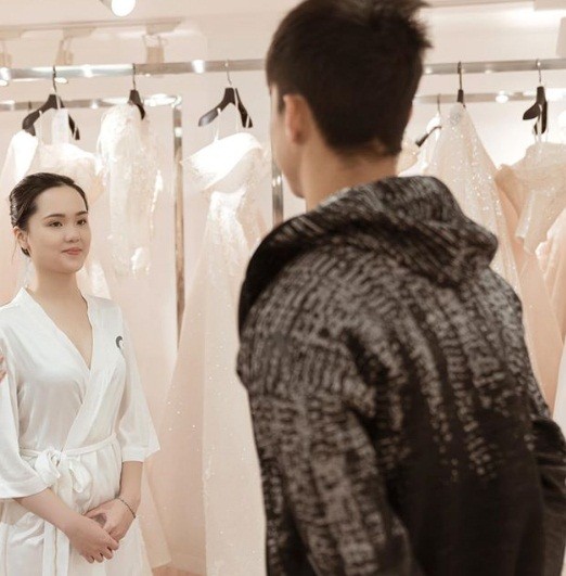 Cầu thủ Duy Mạnh tình tứ không rời khi đưa bạn gái đi thử váy cưới - ảnh 2