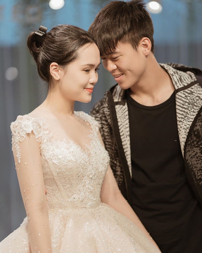 Cầu thủ Duy Mạnh tình tứ không rời khi đưa bạn gái đi thử váy cưới - ảnh 4
