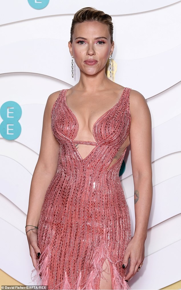 Scarlett Johansson đường cong tròn đầy trên thảm đỏ BAFTAs 2020 - ảnh 4