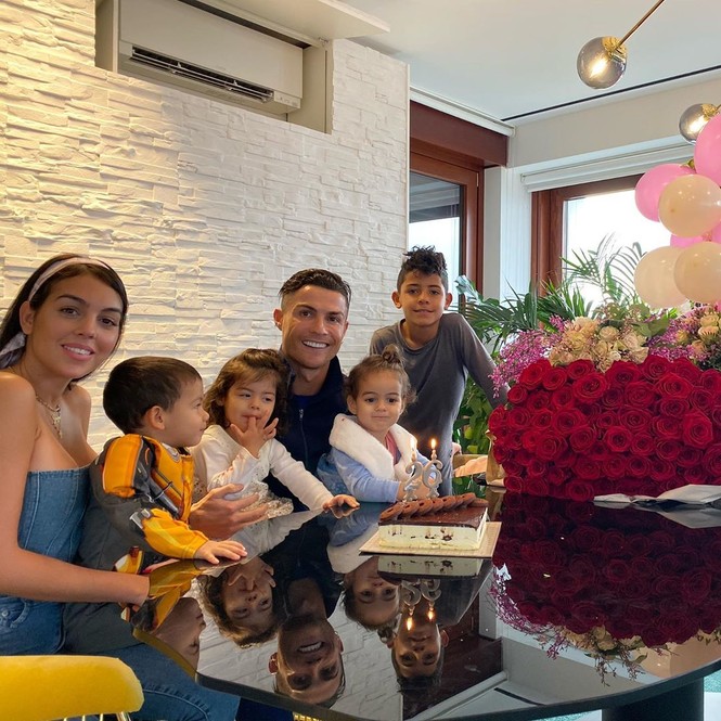 Georgina Rodriguez tiết lộ run rẩy khi lần đầu gặp Ronaldo - ảnh 8