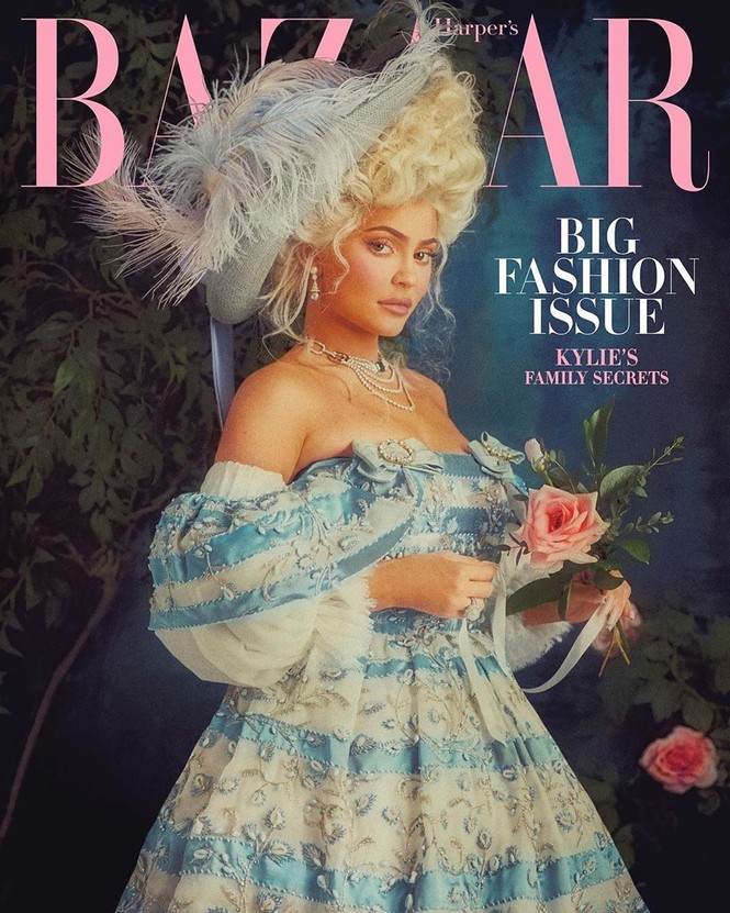 Cô út tỉ phú nhà Kardashian dáng tròn đầy nảy nở với áo tắm lạ mắt - ảnh 1