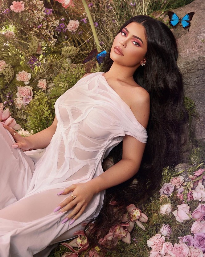 Cô út tỉ phú nhà Kardashian dáng tròn đầy nảy nở với áo tắm lạ mắt - ảnh 8