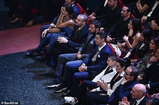 Bạn gái Ronaldo táo bạo khoe ngực đầy, hôn bạn trai ngọt ngào - ảnh 22