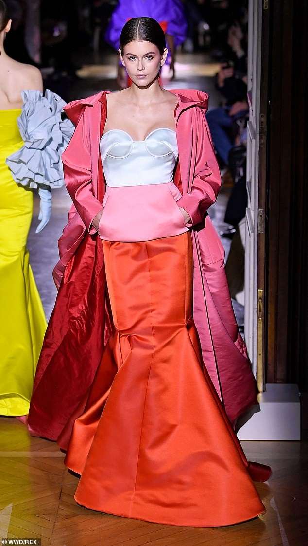 Con gái 18 tuổi của Cindy Crawford diện vest lưng trần không nội y - ảnh 8