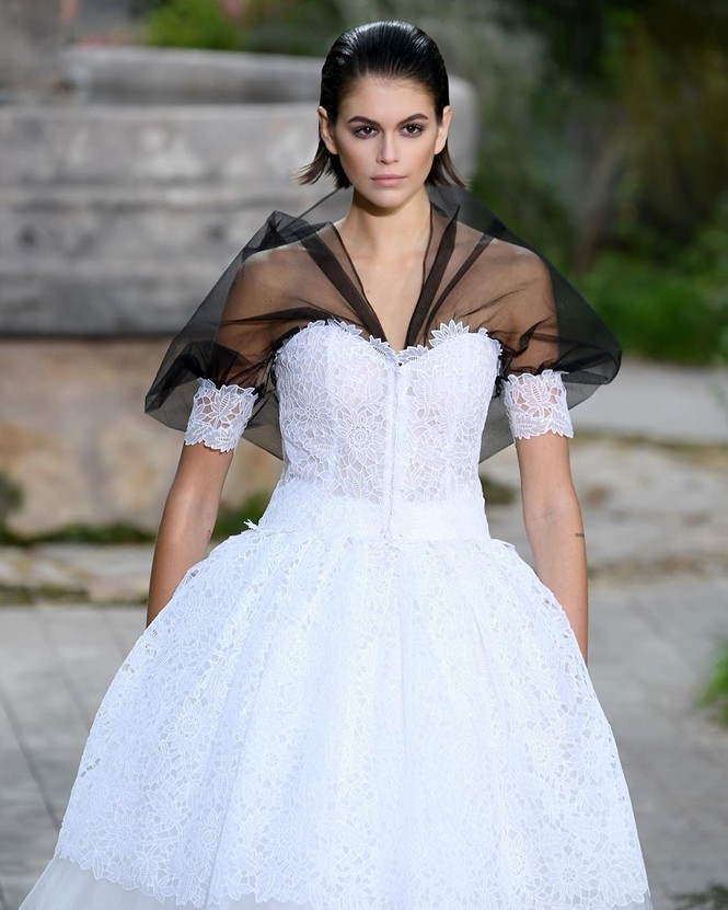 Con gái 18 tuổi của Cindy Crawford diện vest lưng trần không nội y - ảnh 9
