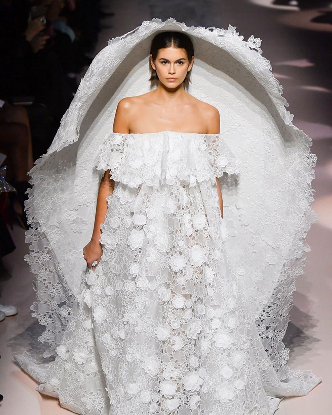 Con gái 18 tuổi của Cindy Crawford diện vest lưng trần không nội y - ảnh 10