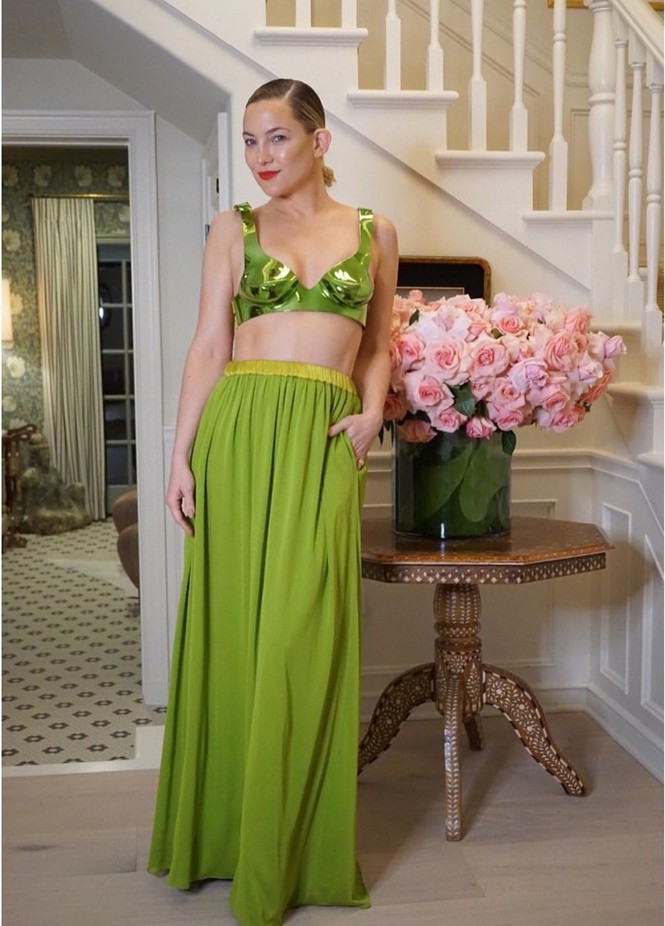 Kate Hudson 40 tuổi trẻ đẹp siêu gợi cảm với đầm hở ngực sâu - ảnh 11