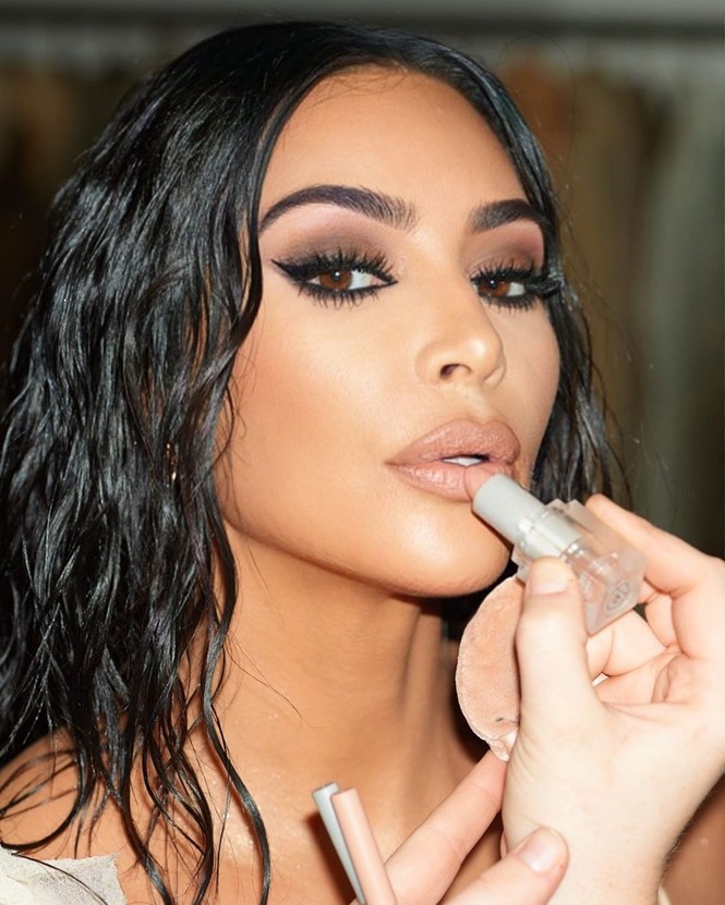 Mặc váy rách te tua, Kim siêu vòng ba vẫn nóng bỏng hút mắt - ảnh 1
