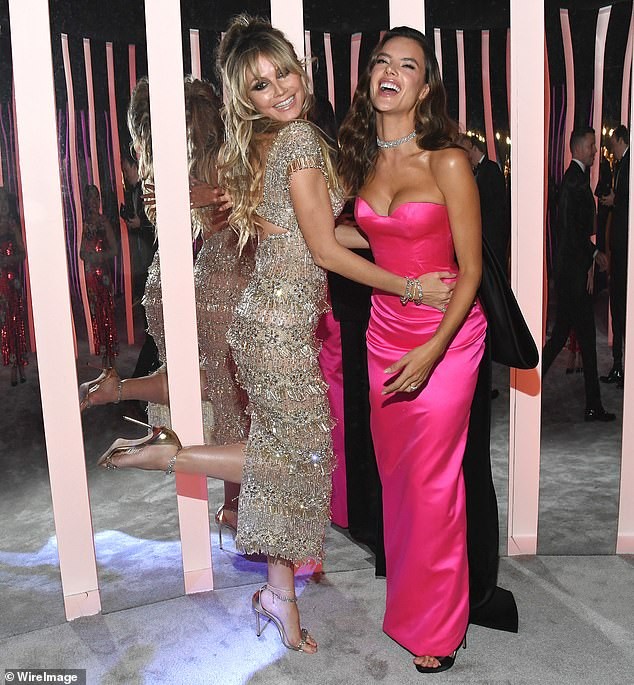 Alessandra Ambrosio diện đầm hồng cúp ngực quyến rũ mê đắm - ảnh 3