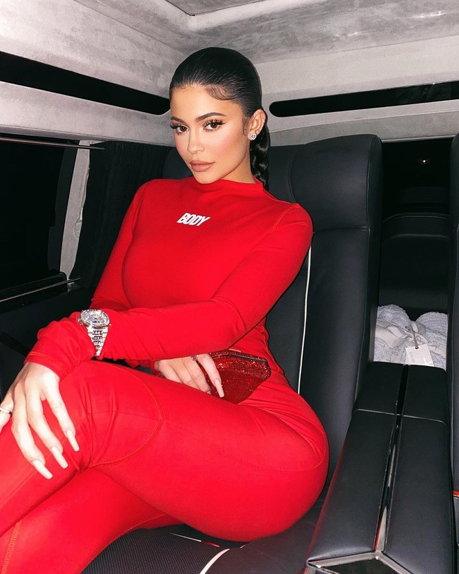 Nàng mẫu 20 tuổi Madison Beer mặc áo ngực đi chơi Valentine - ảnh 8