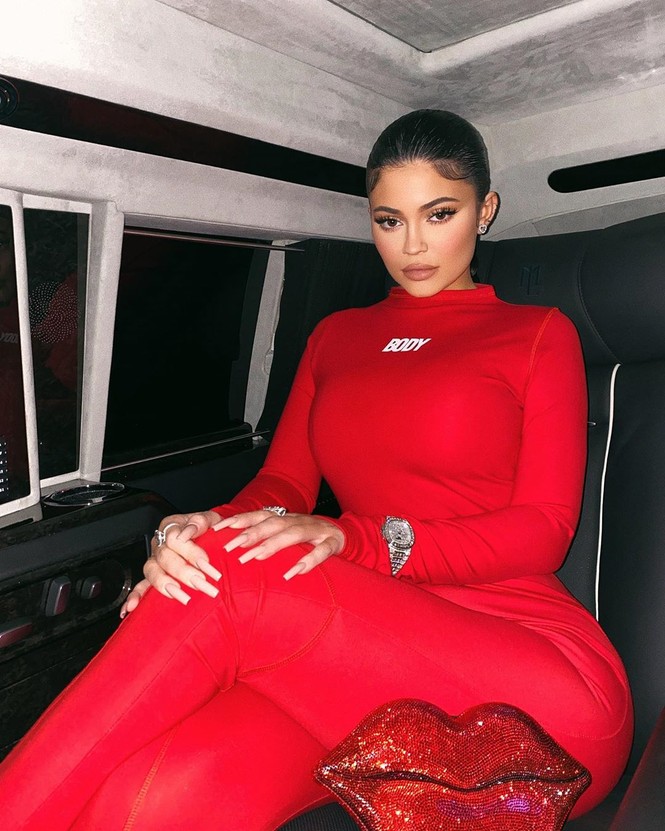 Nàng mẫu 20 tuổi Madison Beer mặc áo ngực đi chơi Valentine - ảnh 9