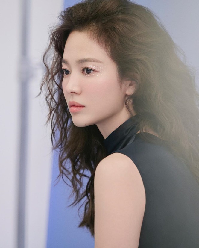Song Hye Kyo tóc xù xinh đẹp ngất ngây trong loạt ảnh tung đúng Valentine - ảnh 3
