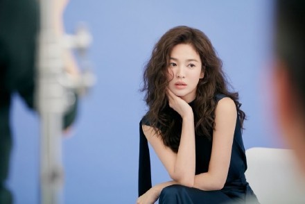 Song Hye Kyo tóc xù xinh đẹp ngất ngây trong loạt ảnh tung đúng Valentine - ảnh 1
