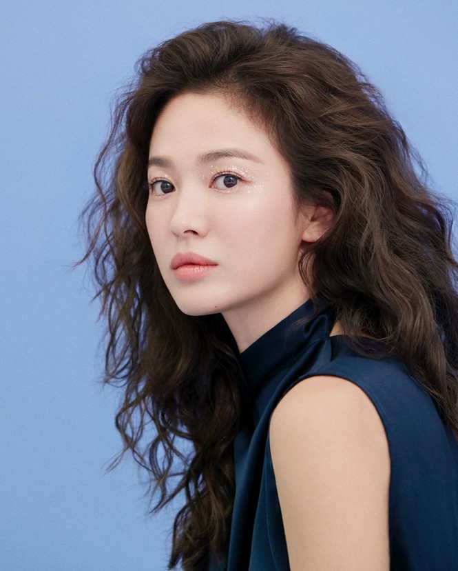 Song Hye Kyo tóc xù xinh đẹp ngất ngây trong loạt ảnh tung đúng Valentine - ảnh 2