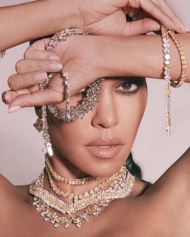 Kourtney Kardashian đăng ảnh gợi cảm nhưng lại bị không ít cư dân mạng