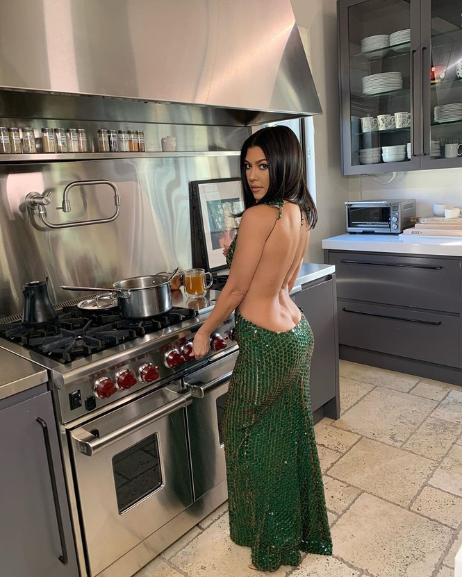 Kourtney Kardashian đăng ảnh gợi cảm nhưng lại bị không ít cư dân mạng