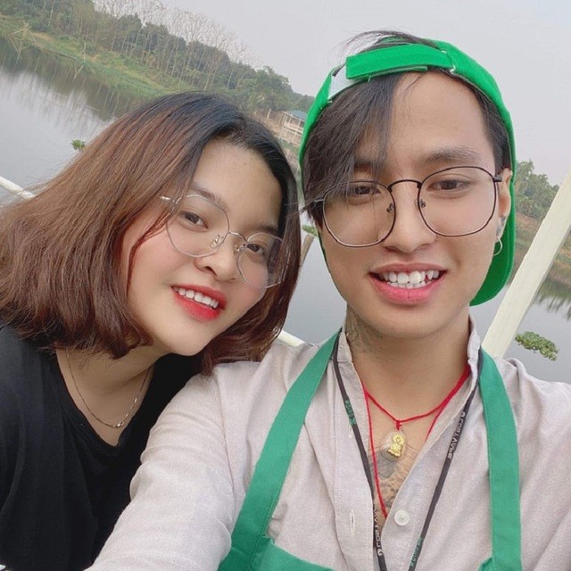 Em gái khoe anh trai ngồi cắm hoa, nấu nướng gây
