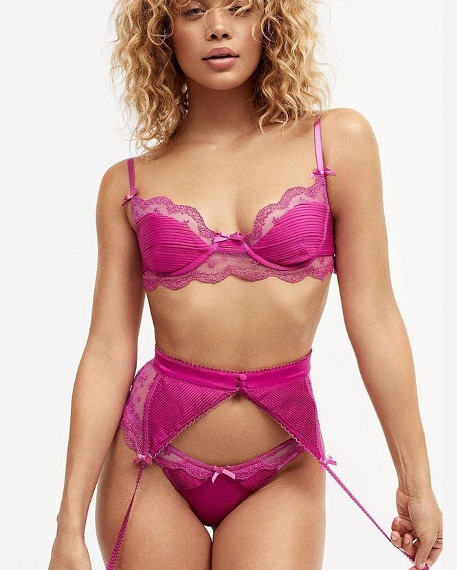 Jasmine Sanders khoe dáng tạc tượng bên bể bơi - ảnh 10