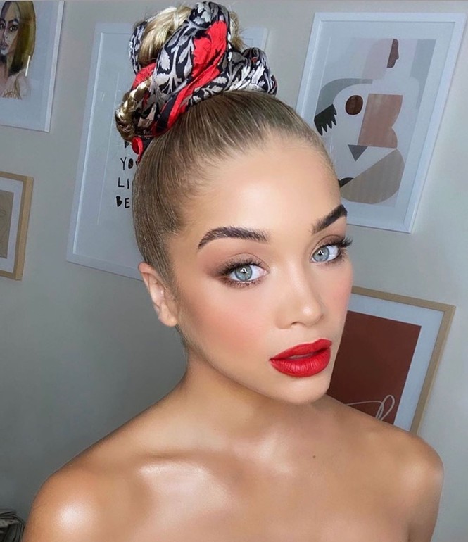 Jasmine Sanders khoe dáng tạc tượng bên bể bơi - ảnh 13