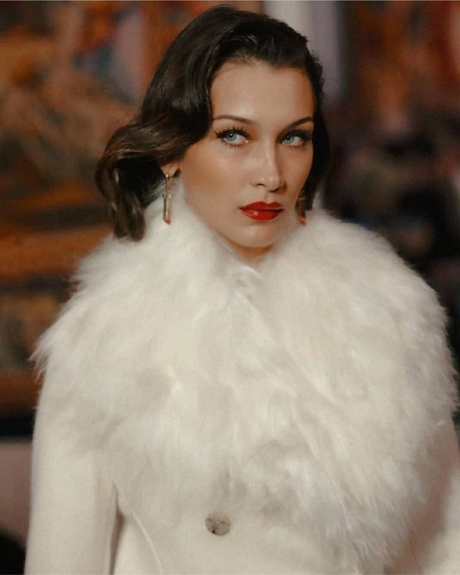 Không nội y, Bella Hadid mặc váy siêu ngắn khoe eo siêu bé - ảnh 11