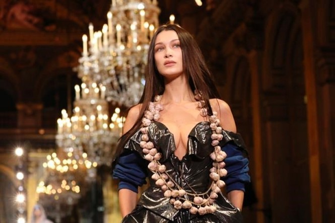Không nội y, Bella Hadid mặc váy siêu ngắn khoe eo siêu bé - ảnh 6