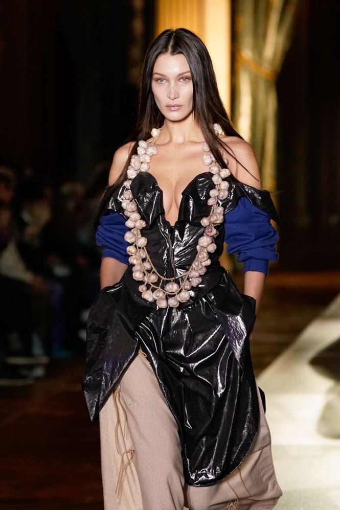 Không nội y, Bella Hadid mặc váy siêu ngắn khoe eo siêu bé - ảnh 7