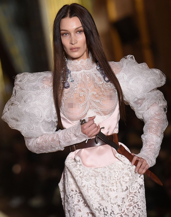 Không nội y, Bella Hadid mặc váy siêu ngắn khoe eo siêu bé - ảnh 9