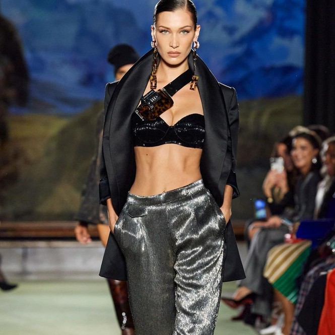 Không nội y, Bella Hadid mặc váy siêu ngắn khoe eo siêu bé - ảnh 10