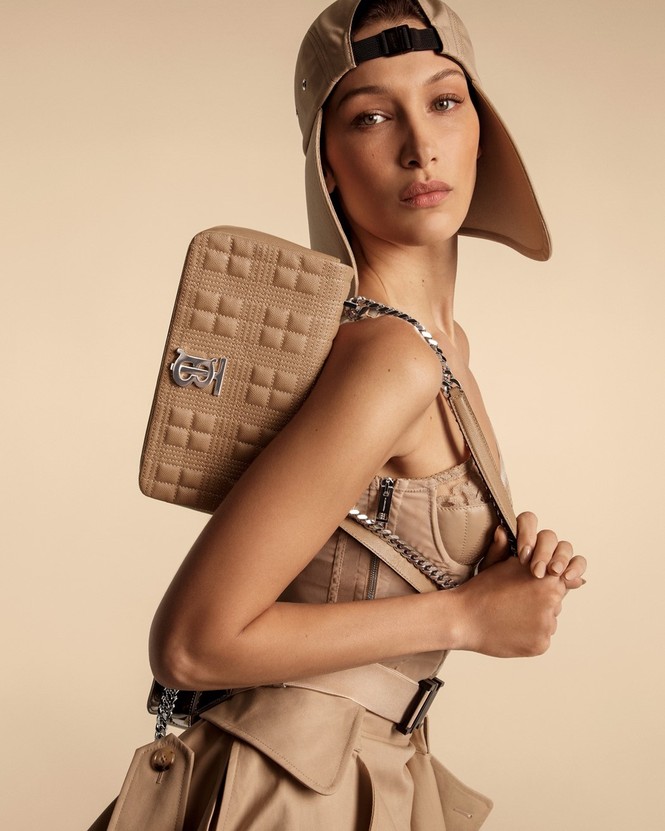Không nội y, Bella Hadid mặc váy siêu ngắn khoe eo siêu bé - ảnh 14
