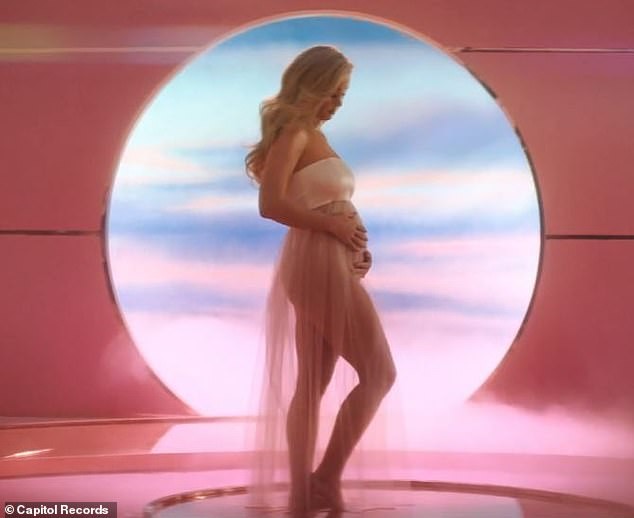 Siêu gợi cảm trong MV mới, Katy Perry mang bầu với 'cướp biển' Orlando Bloom - ảnh 2