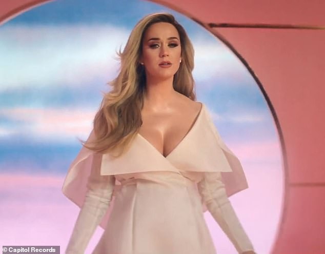 Siêu gợi cảm trong MV mới, Katy Perry mang bầu với 'cướp biển' Orlando Bloom - ảnh 4