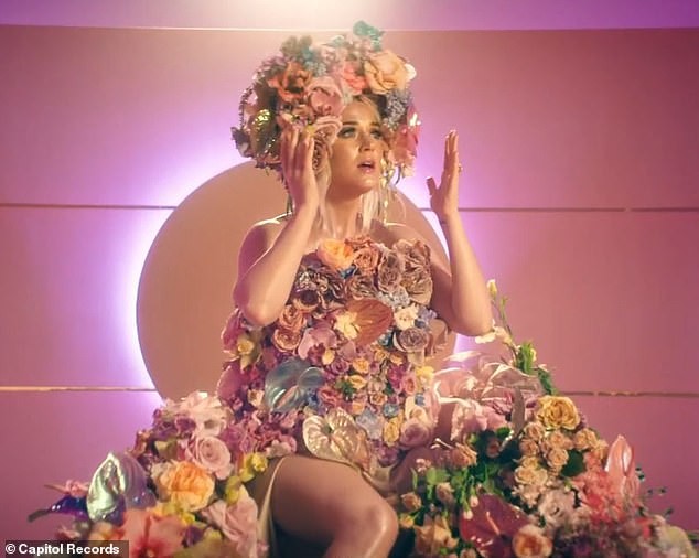Siêu gợi cảm trong MV mới, Katy Perry mang bầu với 'cướp biển' Orlando Bloom - ảnh 9