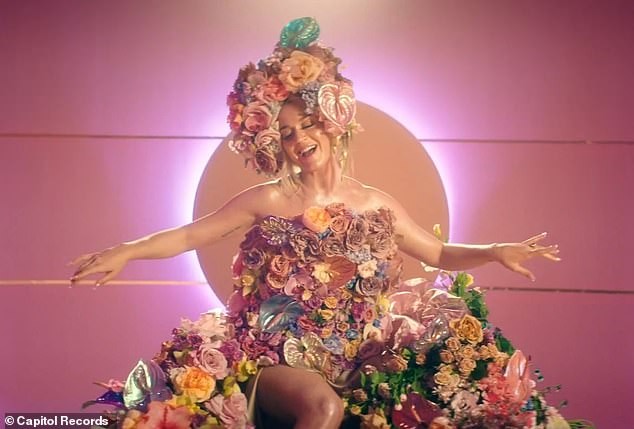 Siêu gợi cảm trong MV mới, Katy Perry mang bầu với 'cướp biển' Orlando Bloom - ảnh 10